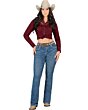 Vista de cuerpo completo de una mujer vestida con pantalones vaqueros Montero D841 Azul Oscuro y sombrero, luciendo un estilo vaquero