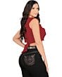 Mujer usando pantalón vaquero negro Danesi D842 con bordado en los bolsillos traseros, combinado con un top rojo.