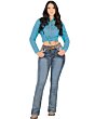 Vista de cuerpo completo de mujer vestida con pantalón vaquero Danesi boot cut azul claro y una blusa turquesa.