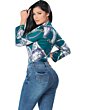 Mujer luciendo pantalón de mezclilla stretch de perfil