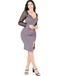 Vista completa de una modelo con un vestido púrpura con mangas transparentes y abertura frontal