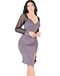Modelo vistiendo un vestido púrpura con mangas transparentes y abertura frontal