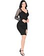 Vista completa de una modelo con un vestido negro con mangas transparentes y abertura frontal