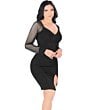 Modelo vistiendo un vestido negro con mangas transparentes y abertura frontal