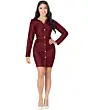 Vista completa de una modelo con un vestido color vino con botones, detalles fruncidos y mangas largas.