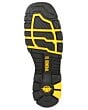 Primer plano de la suela de hule de grado industrial de las botas de trabajo vaqueras para hombre El General 44690, con diseño antideslizante y detalles amarillos.