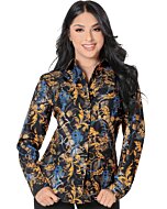 Mujer Latina de frente luciendo blus vaquera estampada color negro.