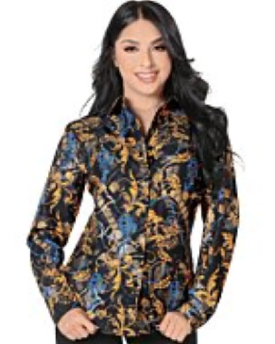 Mujer Latina de frente luciendo blus vaquera estampada color negro.