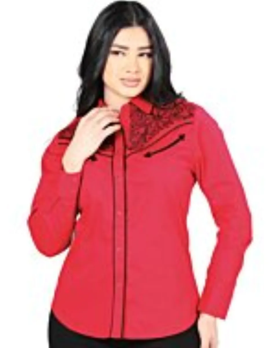 Mujer de pelo negro luciendo blusa vaquera color rojo con bordado negro en el frente, botonadura de broche.