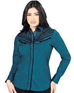 Mujer de pelo negro luciendo blusa vaquera color teal con bordado negro en el frente, botonadura de broche.