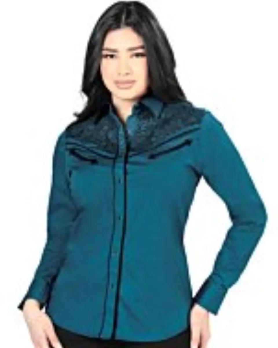 Mujer de pelo negro luciendo blusa vaquera color teal con bordado negro en el frente, botonadura de broche.
