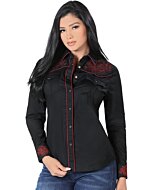 Mujer de pelo negro luciendo blusa vaquera color Negro con bordado y vivos rojos, botonadura de broche.