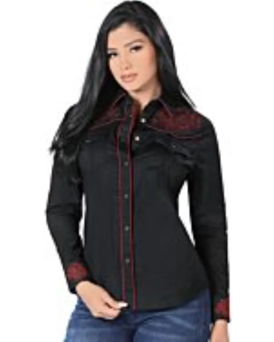 Mujer de pelo negro luciendo blusa vaquera color Negro con bordado y vivos rojos, botonadura de broche.