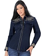 Mujer de pelo negro luciendo blusa vaquera color Navy con bordado y vivos dorados, botonadura de broche.