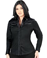 Mujer de pelo negro luciendo blusa vaquera color negro con vivos soga multicolor y botonadura de broche.
