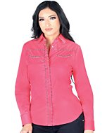 Mujer de pelo negro luciendo blusa vaquera color rosa con vivos soga multicolor.