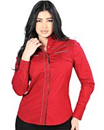 Mujer de pelo negro luciendo blusa vaquera color vino con vivos soga multicolor.