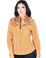 Mujer de pelo negro luciendo blusa vaquera color mostaza con vivos rojos y bordado de rosas rojas cerca de los hombros.
