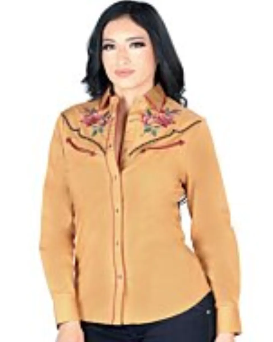 Mujer de pelo negro luciendo blusa vaquera color mostaza con vivos rojos y bordado de rosas rojas cerca de los hombros.