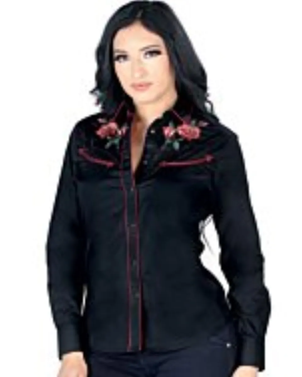 Mujer de pelo negro luciendo blusa vaquera color negro con vivos rojos y bordado de rosas rojas cerca de los hombros.