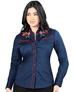 Mujer de pelo negro luciendo blusa vaquera color azul con vivos rojos y bordado de rosas rojas cerca de los hombros.