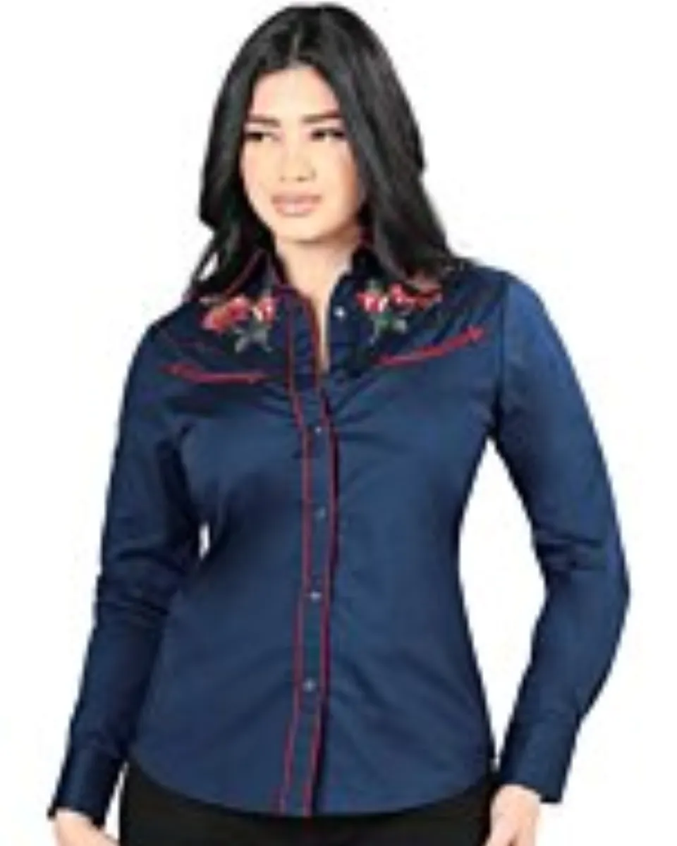 Mujer de pelo negro luciendo blusa vaquera color azul con vivos rojos y bordado de rosas rojas cerca de los hombros.