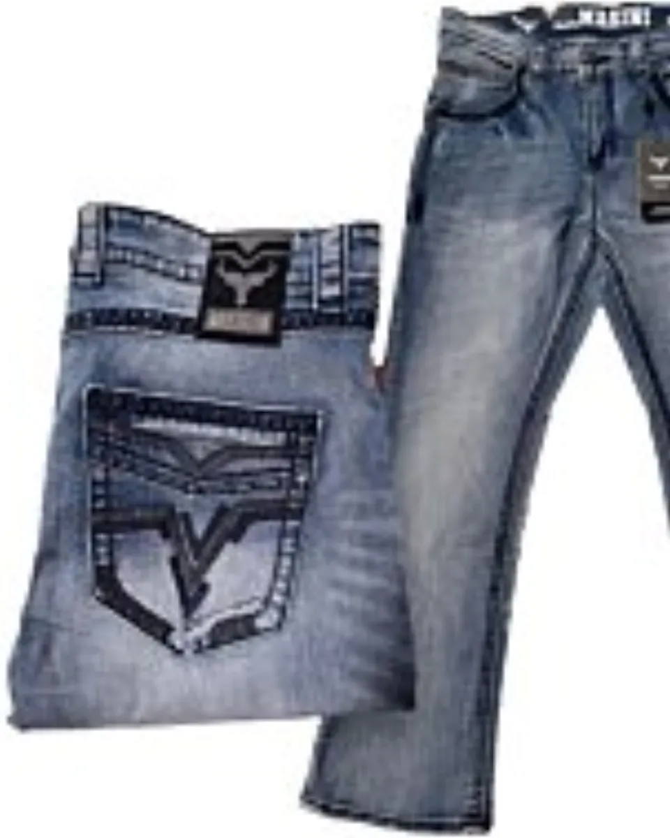Jeans azul claro modern boot cut para caballero con bolsillos bordados y costuras elegantes, diseñados por Lamasini.