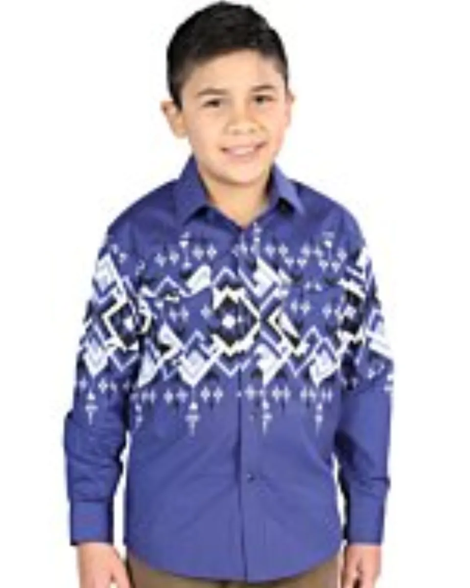 Niño usando una camisa Western azul con patrones geométricos audaces y cierre de botones de presión, opción combinada con la versión para hombre.