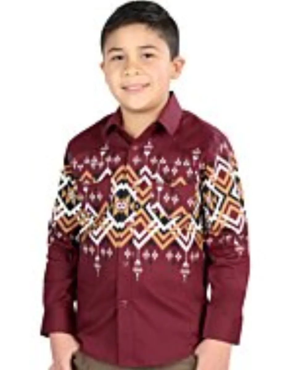 Niño usando una camisa Western en color vino con patrones geométricos llamativos y cierre de botones de presión, opción para combinar con la versión para hombre.