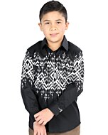 Niño usando una camisa vaquera negra con patrones geométricos llamativos y cierre de botones de presión, opción para combinar con la versión para hombre.