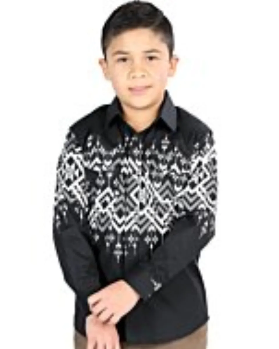 Niño usando una camisa vaquera negra con patrones geométricos llamativos y cierre de botones de presión, opción para combinar con la versión para hombre.