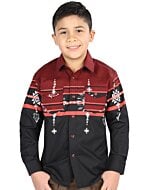 Niño usando una camisa Western tribal en color vino y negro con patrones audaces y opción para combinar con la versión para hombre.
