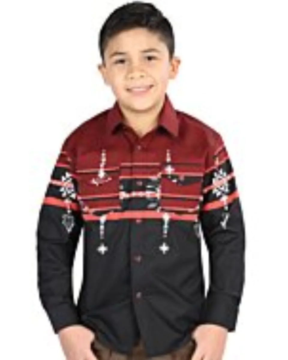 Niño usando una camisa Western tribal en color vino y negro con patrones audaces y opción para combinar con la versión para hombre.