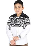 Niño usando una camisa vaquera negra y blanca con patrones tribales llamativos y cierre de botones de presión, opción combinada para hombres.