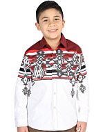 Niño usando una camisa vaquera en tonos vino y blanco con patrones tribales llamativos y cierre de botones de presión, opción combinada para hombres.