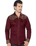 Hombre joven luciendo camisa color vino con mordados en hombros y puños.