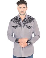Hombre joven luciendo camisa manga larga color gris con bordado negro.