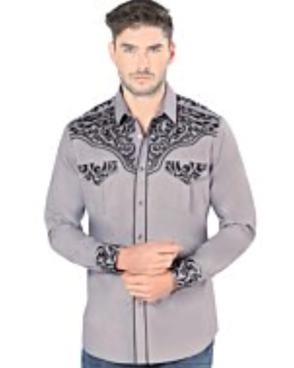 Hombre joven luciendo camisa manga larga color gris con bordado negro.