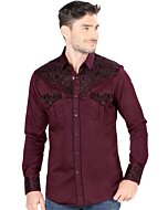 Hombre joven luciendo camisa manga larga color Vino con bordado negro.