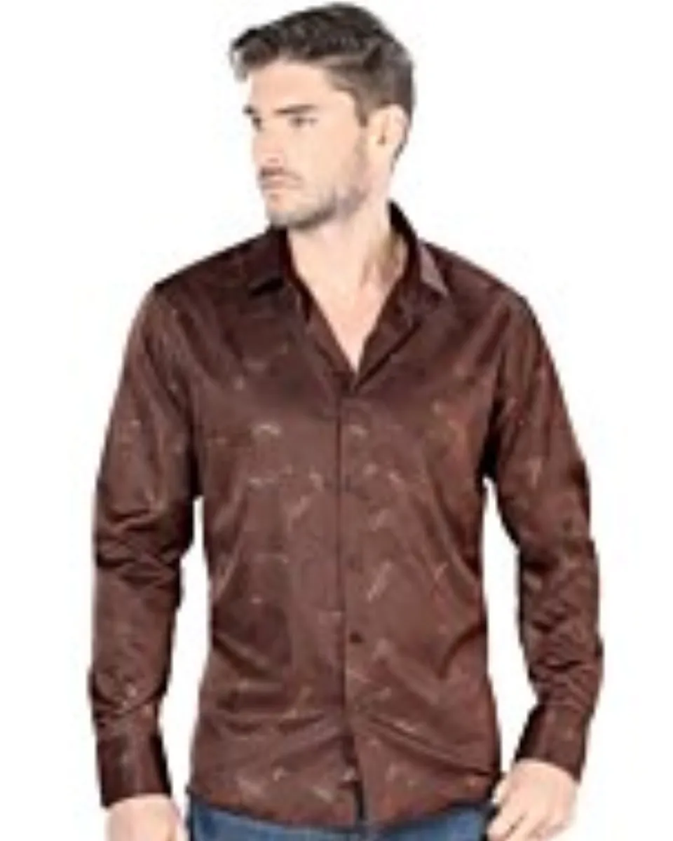 Hombre joven luciendo camisa de moda manga larga café.