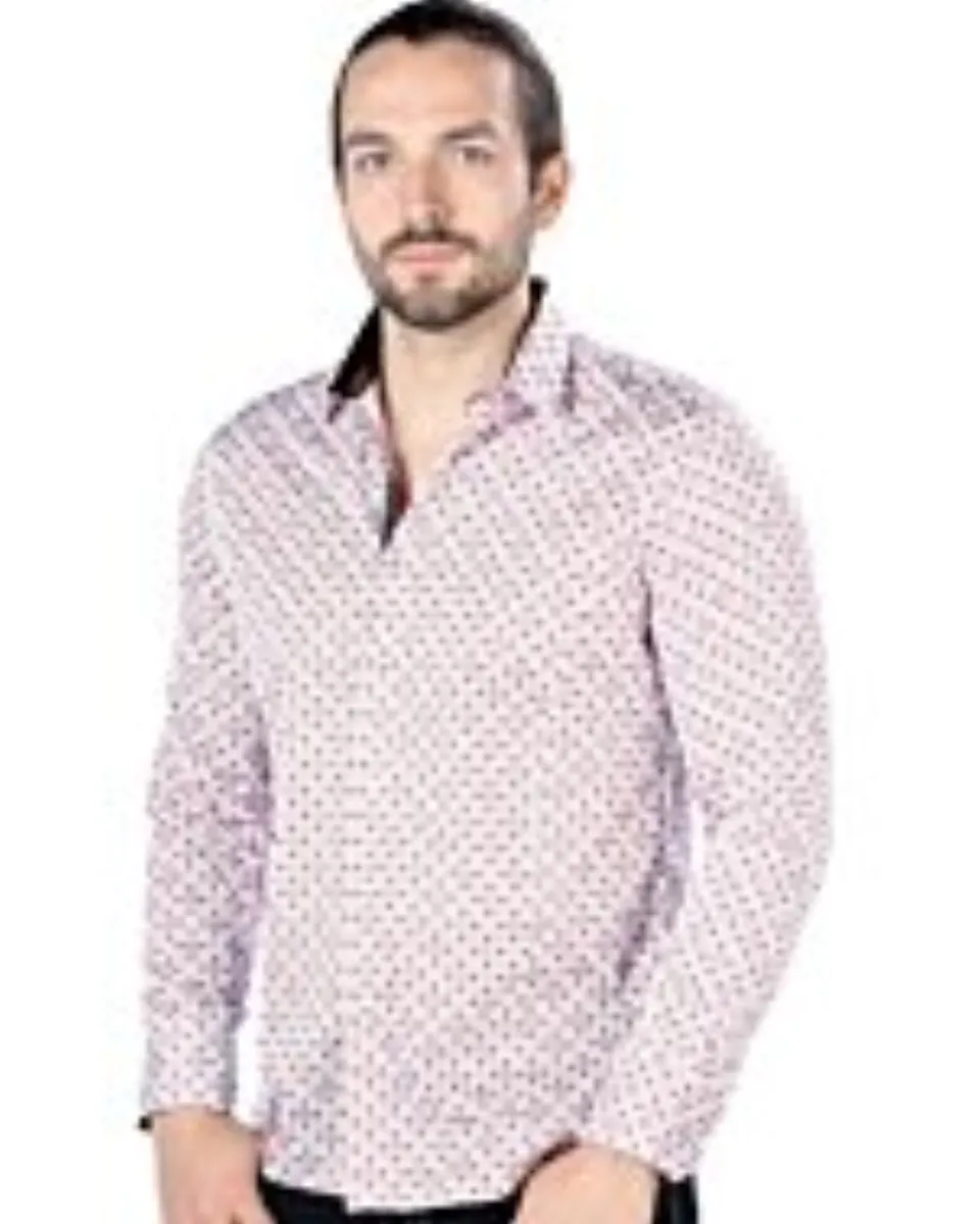 Hombre joven luciendo camisa de moda manga larga blanca.