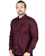 Hombre joven luciendo camisa manga larga color Vino.