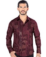 Hombre luciendo camisa de moda en color vino