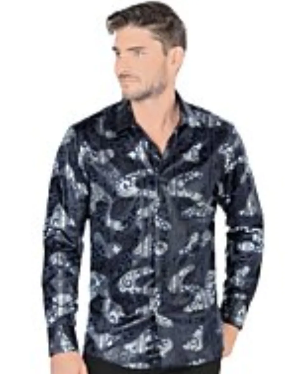 Modelo usando la Camisa con Estampado de Remolinos Florales Azul Marino para Hombre - Lamasini 4451, mostrando un ajuste moderno con un intrincado estampado de remolinos florales en azul marino y plateado.