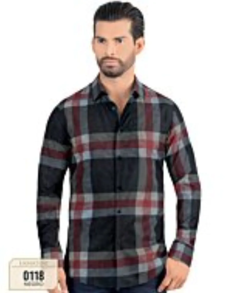 Modelo usando la Camisa de Hombre a Cuadros Negra con detalles sutiles de paisley - Lamasini 0118.