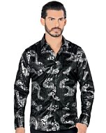 Modelo usando la Camisa con Estampado de Remolinos Florales Negra para Hombre - Lamasini 4451, mostrando un ajuste moderno con un intrincado estampado de remolinos florales en negro y plateado.