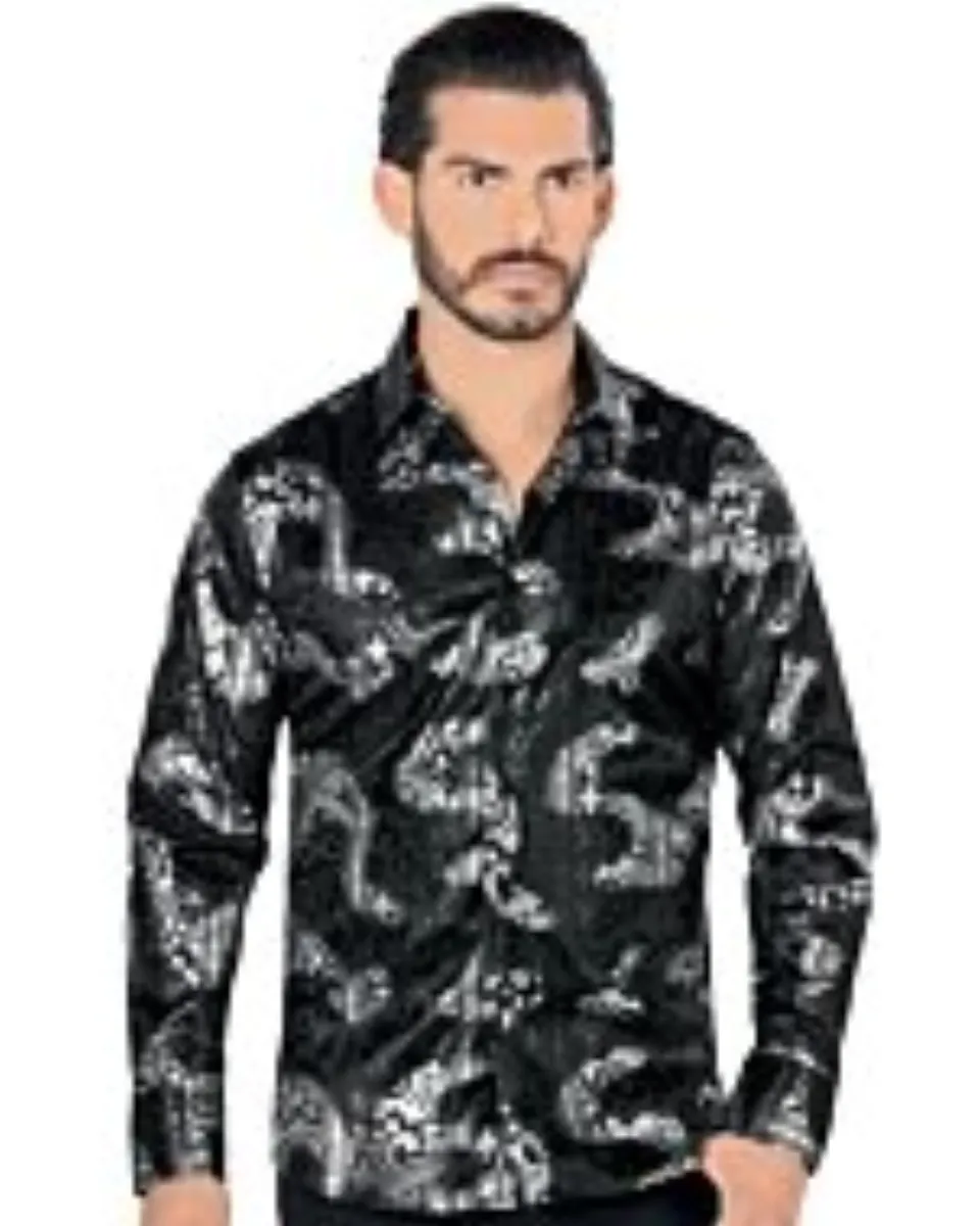 Modelo usando la Camisa con Estampado de Remolinos Florales Negra para Hombre - Lamasini 4451, mostrando un ajuste moderno con un intrincado estampado de remolinos florales en negro y plateado.