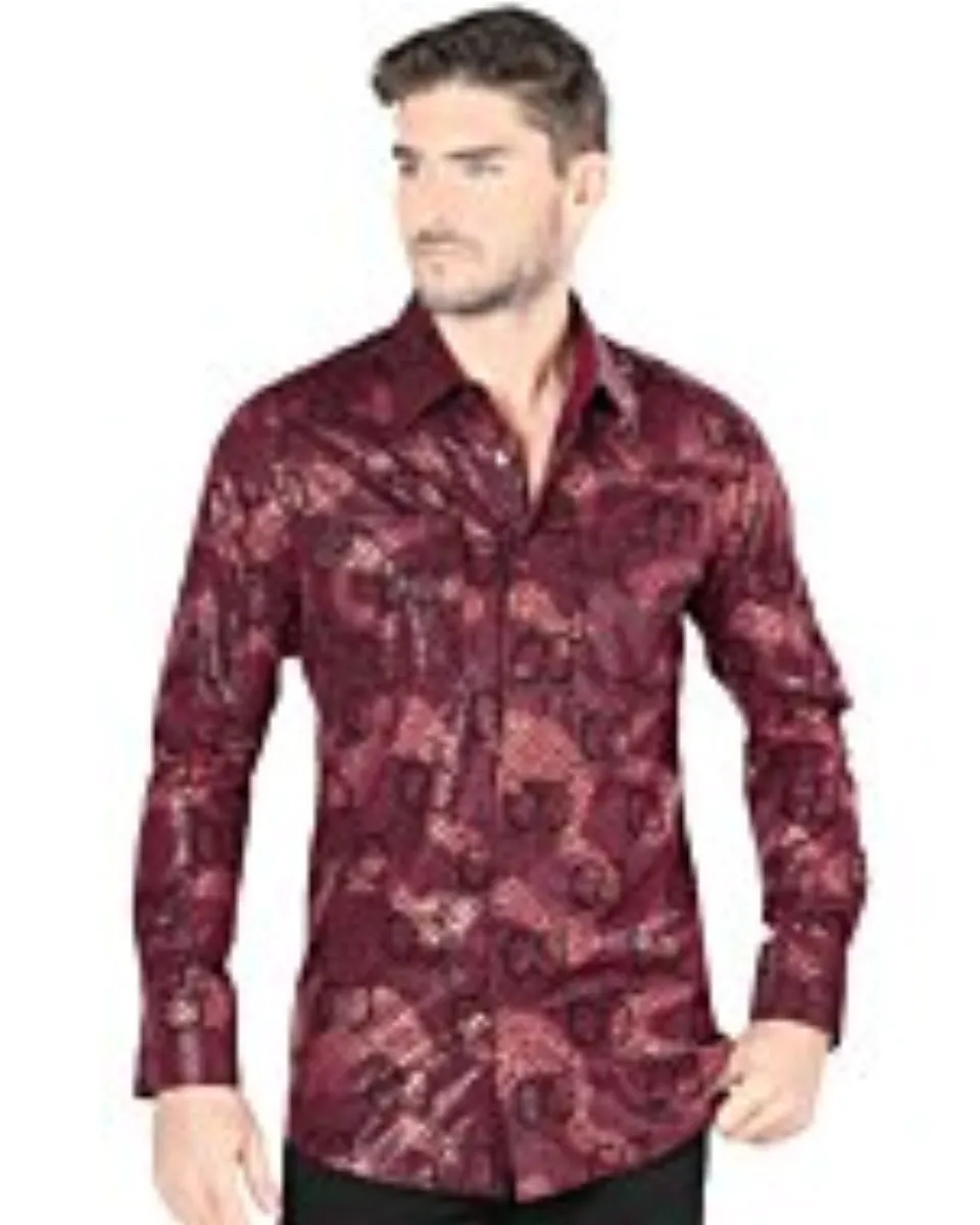 Modelo usando la Camisa con Estampado de Cadenas Color Vino para Hombre - Lamasini 0102, mostrando un ajuste moderno con un intrincado estampado de cadenas sobre un fondo geométrico en un rico color vino.