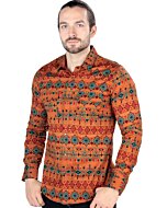 Hombre luciendo camisa en color camel con estampado arte nativo..