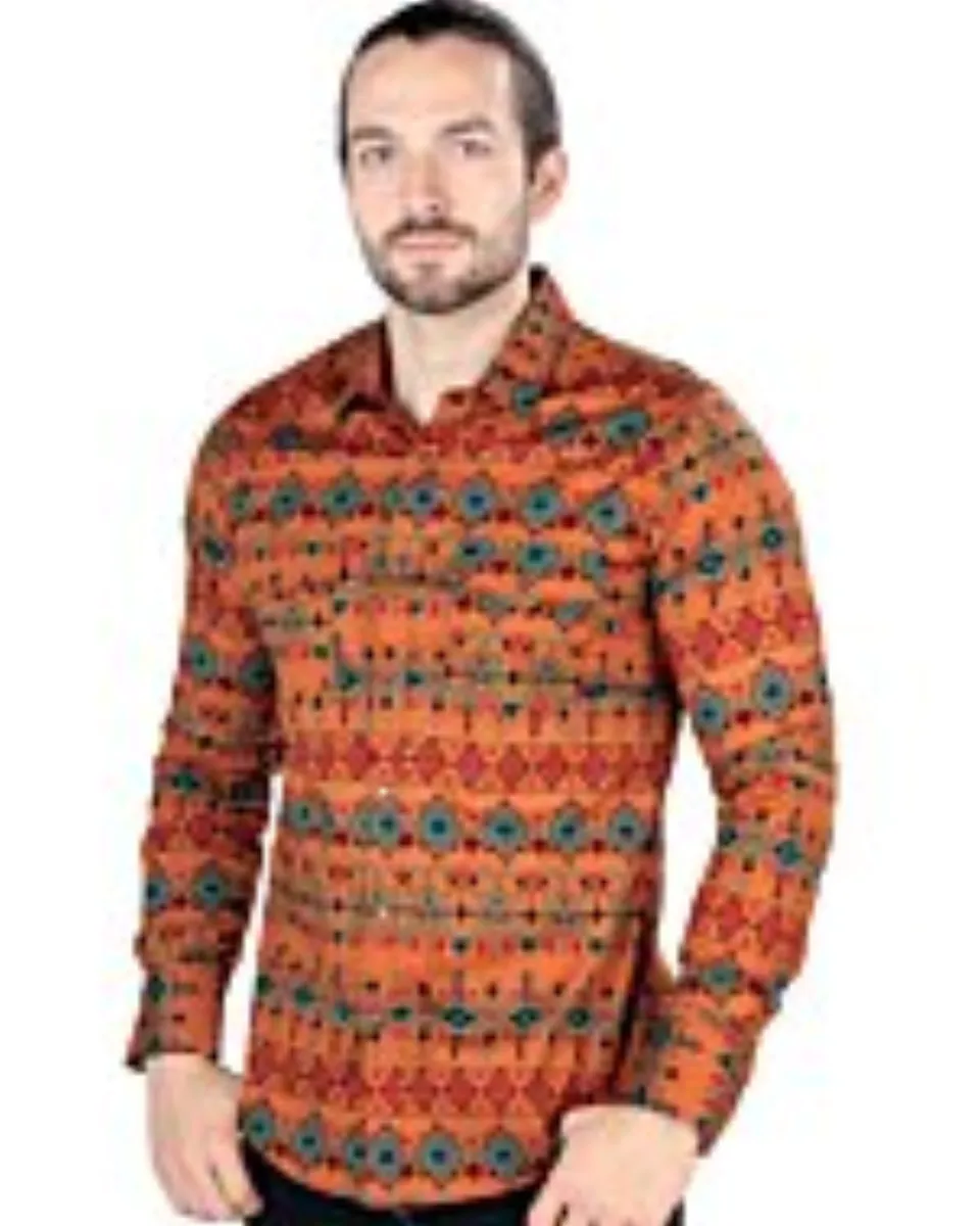 Hombre luciendo camisa en color camel con estampado arte nativo..